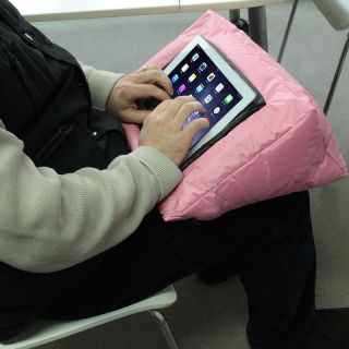 Photo ambiance support tablette sur les genoux